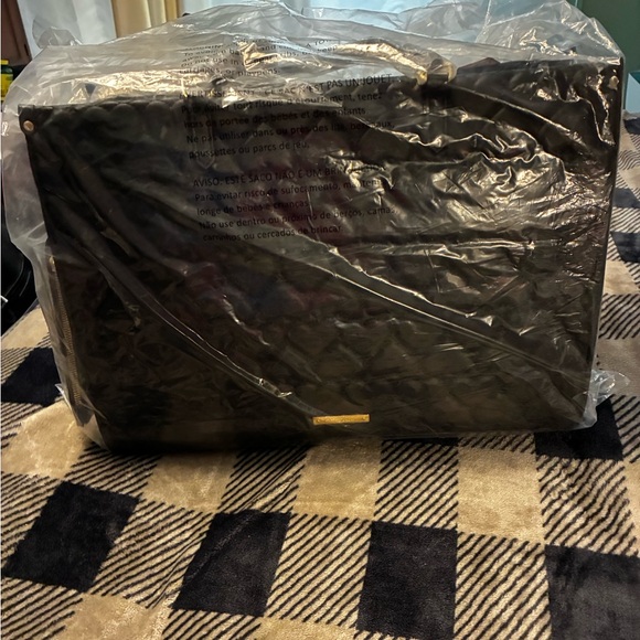 Betsy Johnson Xojaney Large Heart Quilted Tote Chain Detail and Matching Pouch - Picture 3 of 12